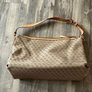 Dooney & Bourke signature shoulder bag. K664407